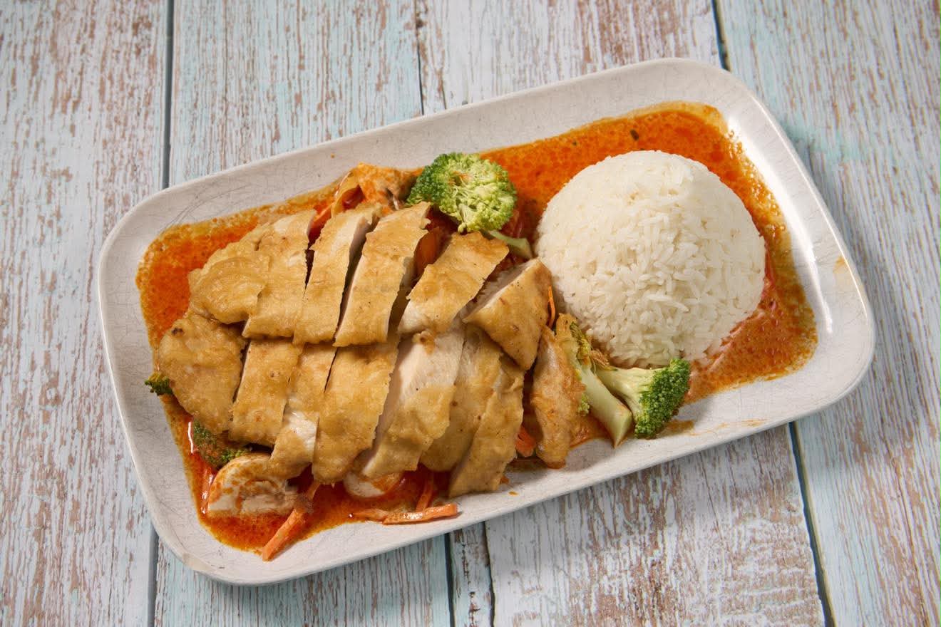 Gebratenes Hühnerfleisch mit Curry und Reis